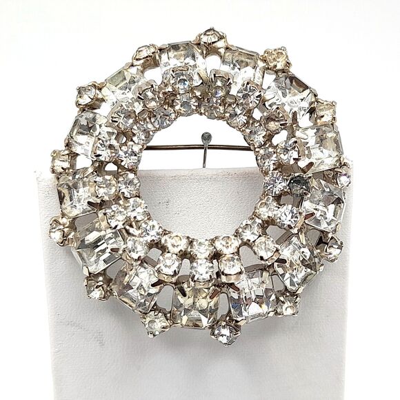 Vintage Clear Rhinestone Wreath Brooch Pin, Wedding Brooch, 2 1/4", 1950s - Picture 10 of 10